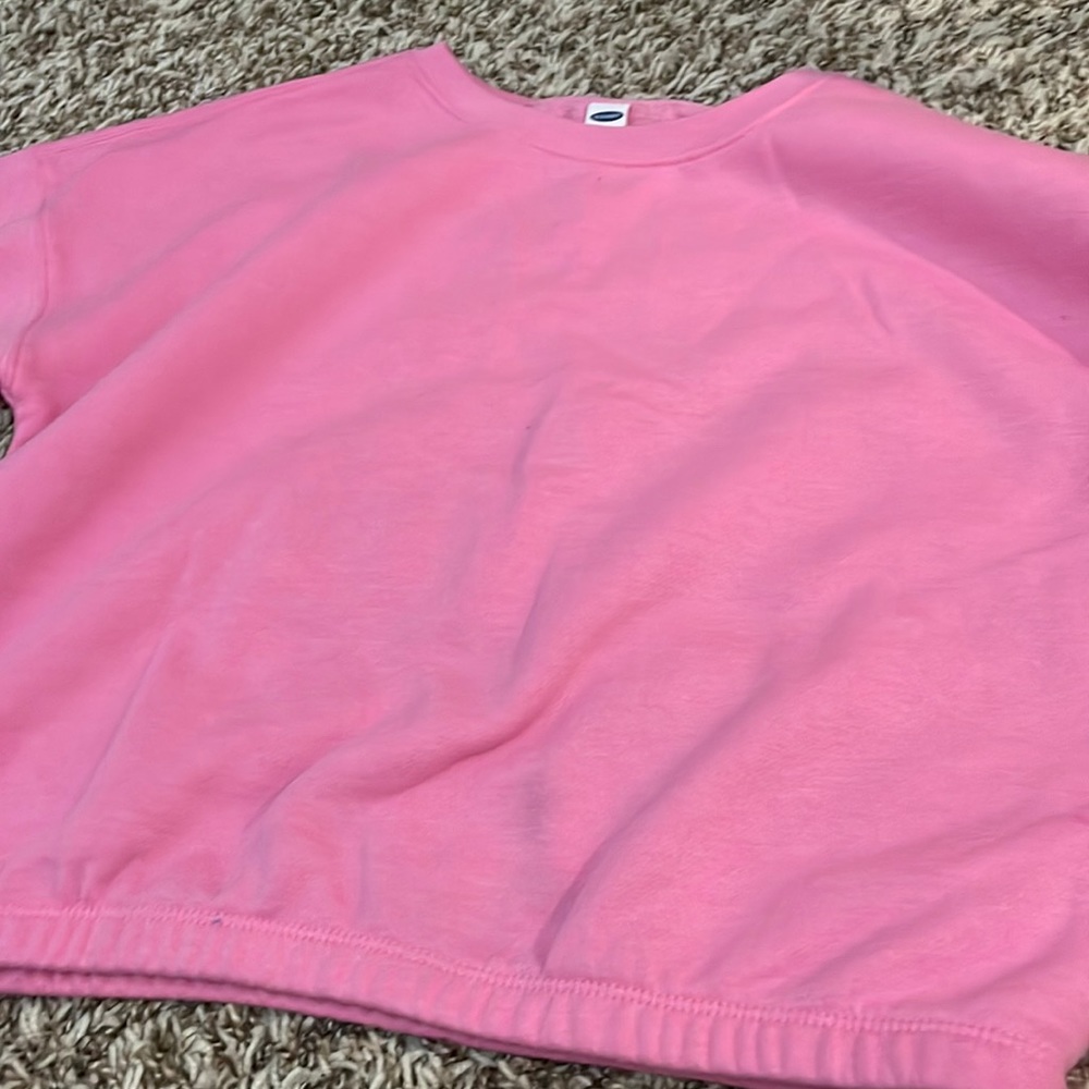 Pink basic cropped crewneck with stretchy band at bottom